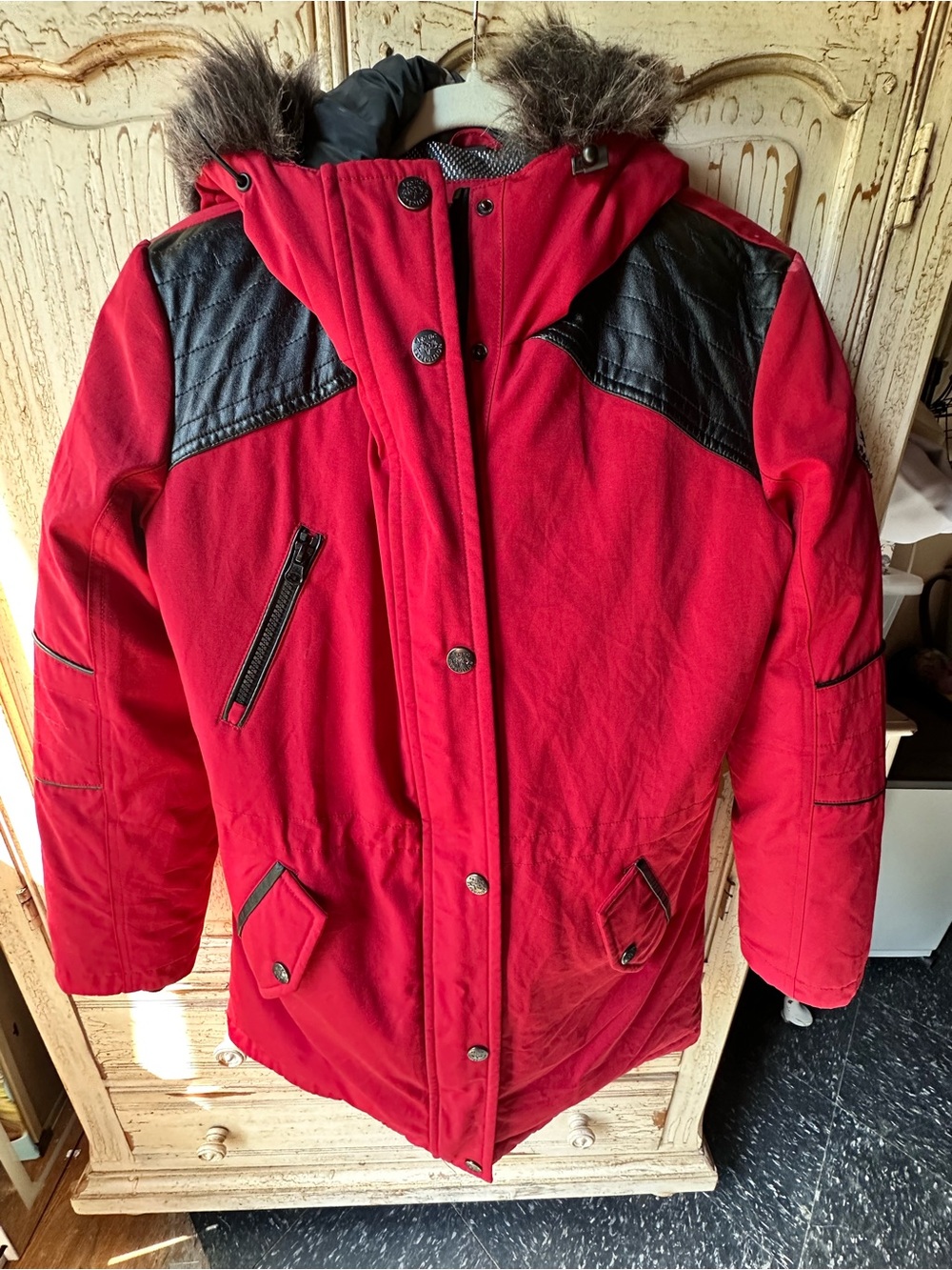 Insulated Red Hooded Ski Jacket with Faux-Fur Trim and Black Shoulder Panels